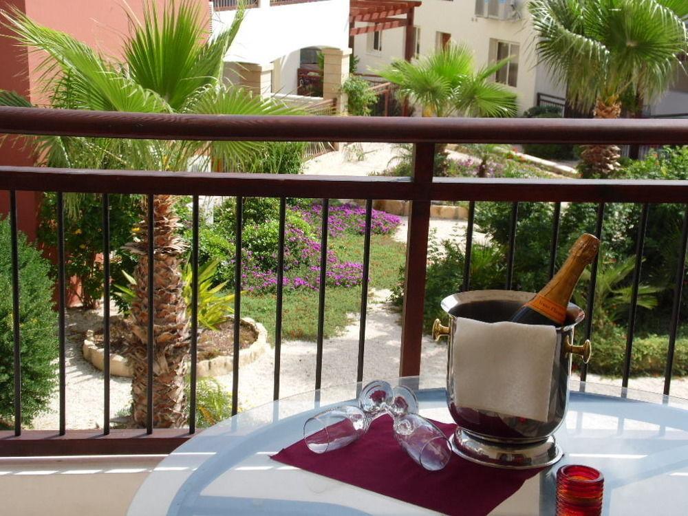 Adriana Holiday Resort Paphos ภายนอก รูปภาพ