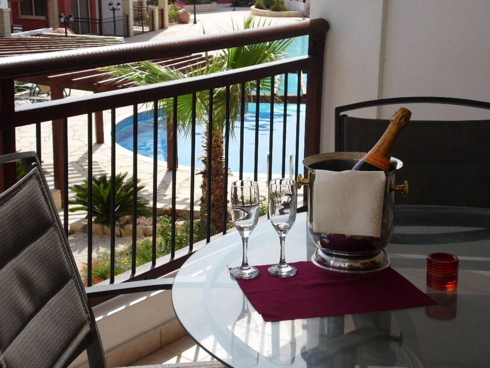 Adriana Holiday Resort Paphos ภายนอก รูปภาพ